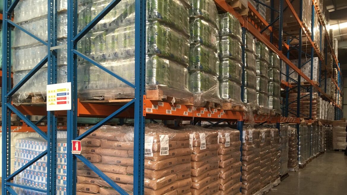  ΝΔ: Προσφορά στη Μάνδρα 40 τόνων τροφίμων και 20 τόνων εμφιαλιωμένου νερού